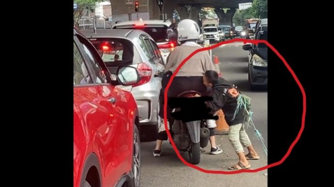 Bocah laki-laki ini diduga lakukan tindakan tak senonoh kepada pengendara di jalan (Twitter/ @Askrlfess). 