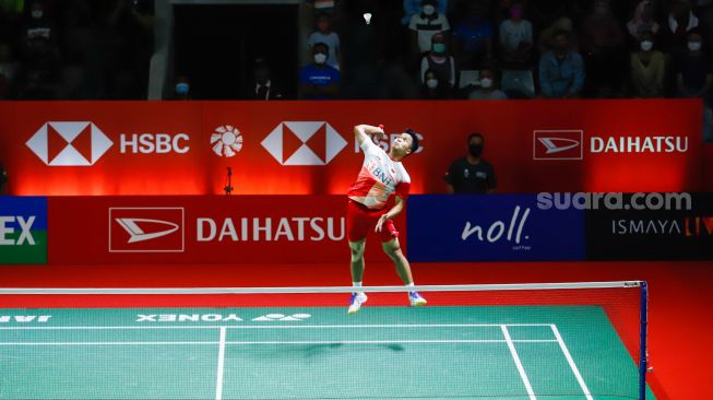 Pebulu tangkis tunggal putra Indonesia Anthony Ginting melakukan serangan kepada pebulu tangkis tunggal putra Malaysia Lee Zii Jia pada babak perempat final Daihatsu Indonesia Master 2022 di Istora Senayan,  Jakarta Pusat, Jumat (10/6/2022). [Suara.com/Alfian Winanto]