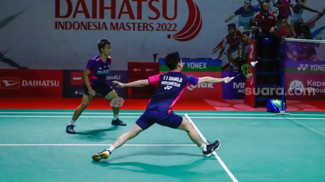 Pebulu tangkis ganda putra Indonesia Marcus Gideon dan Kevin Sanjaya melakukan serangan kepada pebulu tangkis ganda putra Malaysia Goh Sze Fei dan Nur Izzuddin  pada babak perempat final Daihatsu Indonesia Master 2022 di Istora Senayan,  Jakarta Pusat, Jumat (10/6/2022). [Suara.com/Alfian Winanto]