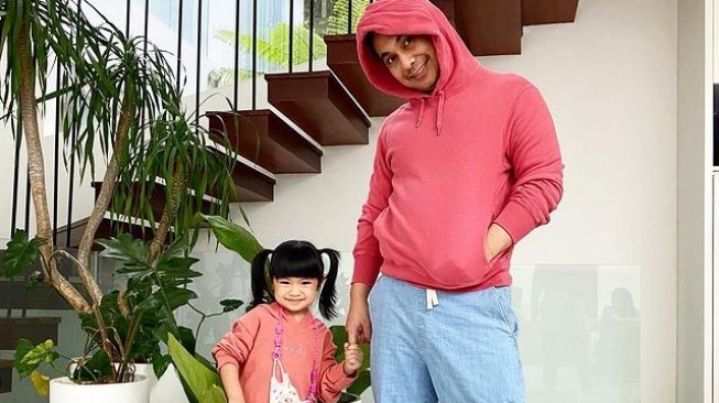  Momen Raditya Dika Momong Anak (Instagram/raditya_dika)