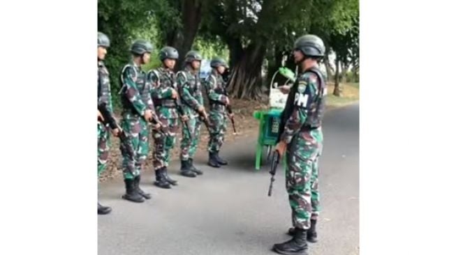 Jarang Terjadi, Penjual Es Dawet Ini Salting Lewati Jalan yang Disambut Tentara Bersenjata