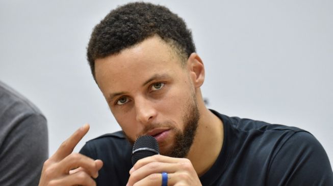 Tak Peduli Cedera, Stephen Curry Ngotot Tampil di Gim Keempat Final