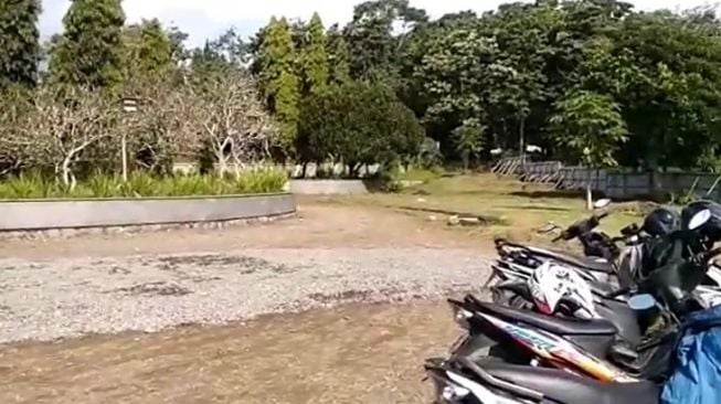 Viral video yang merekam lokasi pemakaman Emmeril Kahn Mumtadz. Putra sulung Gubernur Jawa Barat Ridwan Kamil itu sendiri akan dimakamkan pada Senin 13 Juni pekan depan. [Instagram]