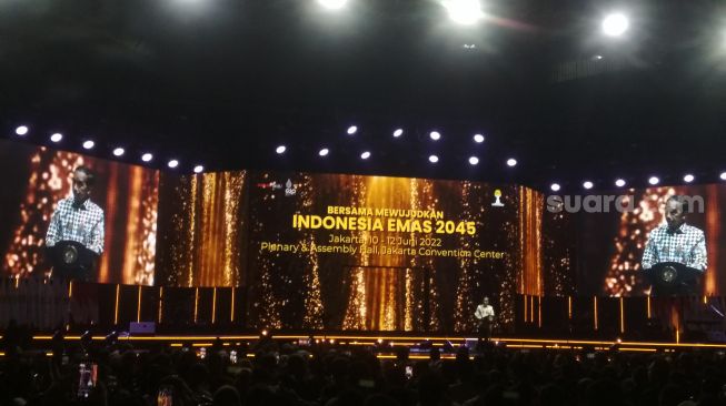 Presiden Jokowi saat berpidato dalam acara Hari Ulang Tahun (HUT) Himpunan Pengusaha Muda Indonesia (HIPMI) ke-50 di Jakarta Convention Center, Senayan, Jakarta, Jumat (10/6/2022). (Suara.com/Fadil)