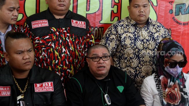 Kuasa hukum Medina Zein, Razman Arif Nasution (tengah) memberikan keterangan pers di kantornya di kawasan Kuningan, Jakarta, Jumat (10/6/2022). [Suara.com/Angga Budhiyanto]