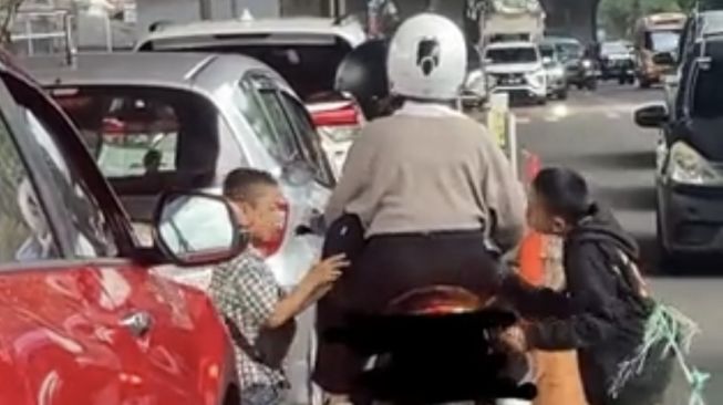 Lakukan Pelecehan ke Pengendara Jalan, Dua Bocah Ini Tuai Kecaman Netizen: Ada yang Nyuruh