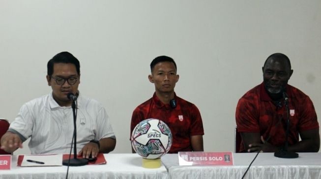 Pelatih Persis Solo Jacksen F Tiago,(kanan) didampingi bek sekaligus kapten tim Eky Taufik (tengah) dalam konferensi pers di Stadion Manahan Solo, Jumat (10/6/2022), jelang laga pembuka Grup A Piala Presiden 2022 melawan PSS Sleman sehari berselang. ANTARA/Bambang Dwi Marwoto.