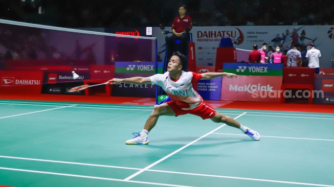 Pebulu tangkis tunggal putra Indonesia Anthony Ginting melakukan serangan kepada pebulu tangkis tunggal putra Malaysia Lee Zii Jia pada babak perempat final Daihatsu Indonesia Master 2022 di Istora Senayan,  Jakarta Pusat, Jumat (10/6/2022). [Suara.com/Alfian Winanto]