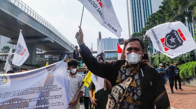 Sejumlah massa menggelar aksi unjuk rasa di depan Kedutaan Besar India, Kuningan, Jakarta Selatan, Jumat (10/6/2022). [Suara.com/Alfian Winanto]