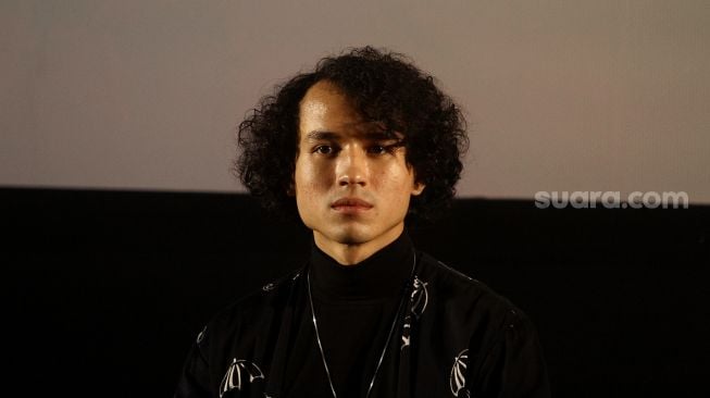 Pemeran Pertaruhan The Series, Giulio Parengkuan ditemui saat gala premiere series terbarunya di Djakarta Theater XXI, Jakarta, Jumat (10/6/2022). [Suara.com/Angga Budhiyanto]