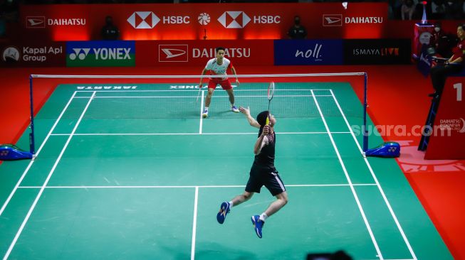 Pebulu tangkis tunggal putra Indonesia Anthony Ginting melakukan serangan kepada pebulu tangkis tunggal putra Malaysia Lee Zii Jia pada babak perempat final Daihatsu Indonesia Master 2022 di Istora Senayan,  Jakarta Pusat, Jumat (10/6/2022). [Suara.com/Alfian Winanto]