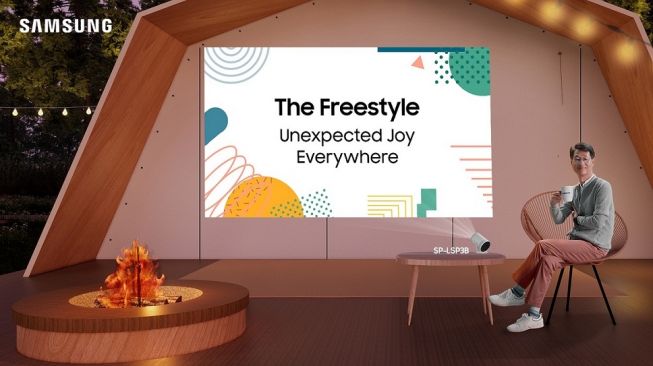 Simon Lee bersama Smart TV The Freestyle [Samsung]