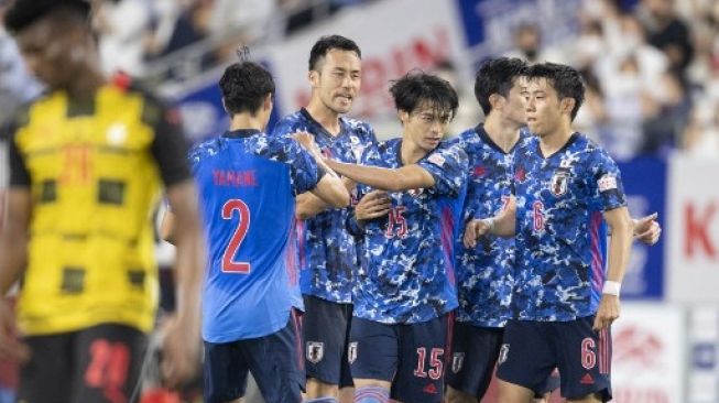 Para pemain Jepang merayakan gol Kaoru Mitoma (tengah) pada pertandingan sepak bola Piala Kirin antara Jepang dan Ghana di Stadion Noevir di Kobe pada 10 Juni 2022.Charly TRIBALLEAU/AFP