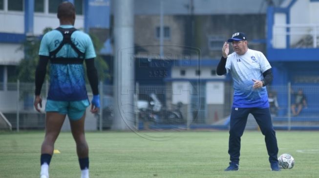 Pelatih Persib Robert Rene Alberts (kanan) sedang memberikan instruksi saat latihan. (HO/Persib.co.id)