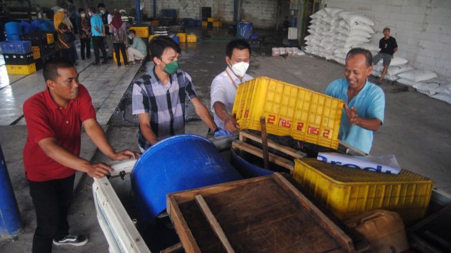 DPetugas Badan Pengawas Obat dan Makanan (BPOM) mengamankan barang bukti di pabrik tahu SBJ, Kampung Waru Kaum, Desa Waru Jaya, Kecamatan Parung, Kabupaten Bogor, Jawa Barat, Jumat (10/6/2022). [ANTARA FOTO/Arif Firmansyah/nym]