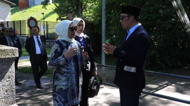 Menaker Sampaikan Duka Cita Mendalam Saat Bertemu Ridwan Kamil di Sela Kunjungan Kerjanya di Swiss