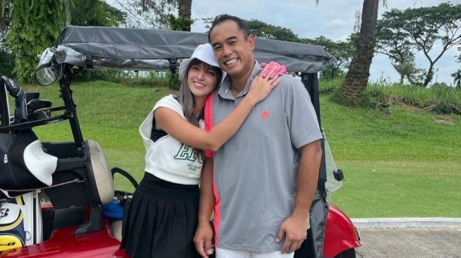 8 Potret Pasangan Artis Main Golf, Mesra dan Romantis