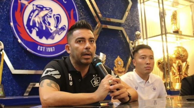 Pelatih Persik Kediri Javier Rocha (kiri) bersama Arthur Irawan pada saat melakukan jumpa pers terkait gelaran turnamen pramusim Piala Presiden 2022, di Kota Malang, Jawa Timur, Sabtu (11/6/2022). (ANTARA/Vicki Febrianto)