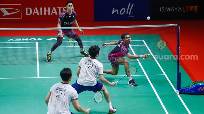 Pebulu tangkis ganda putra Indonesia Fajar Alfian dan Muhammad Rian Ardianto melakukan serangan kepada pebulu tangkis ganda putra Cina He Ji Ting dan Zhou Hao Dong pada babak semi final Daihatsu Indonesia Master 2022 di Istora Senayan, Jakarta Pusat, Sabtu (11/6/2022). [Suara.com/Alfian Winanto]