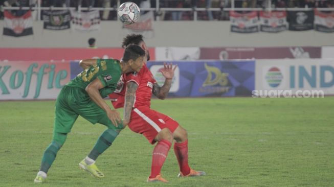 Pertandingan perdana Grup A Piala Presiden 2022 antara Persis Solo vs PSS Sleman di Stadion Manahan Solo, Sabtu (11/6/2022). [Suara.com/Ronald Seger Prabowo]