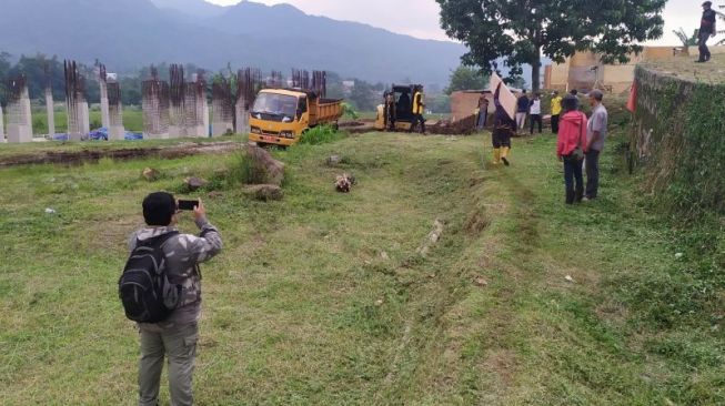 Polisi Sebut Kendaraan Yang Bisa Masuk ke Makam Eril Punya Tanda Ini