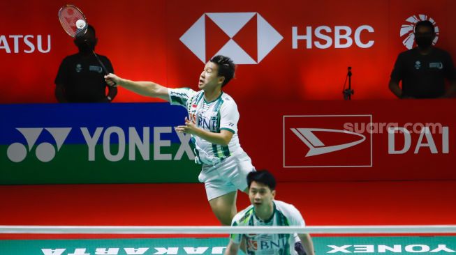 Pebulu tangkis ganda putra Indonesia Marcus Gideon dan Kevin Sanjaya melakukan serangan kepada pebulu tangkis ganda putra Cina Liang Wei Keng dan Wang Chang pada babak semi final Daihatsu Indonesia Master 2022 di Istora Senayan,  Jakarta Pusat, Sabtu (11/6/2022). [Suara.com/Alfian Winanto]