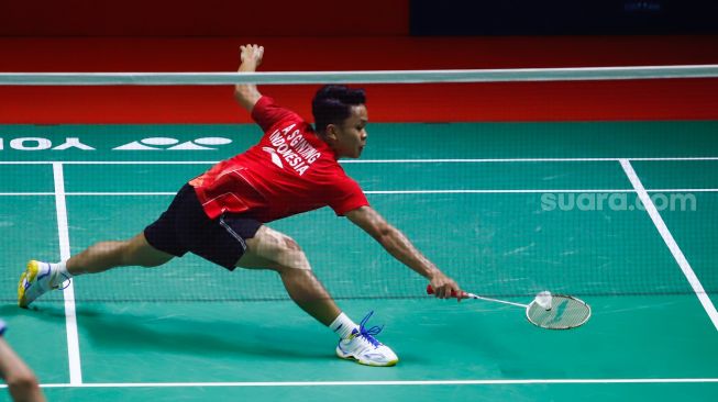 Pebulu tangkis tunggal putra Indonesia Anthony Ginting melakukan serangan kepada pebulu tangkis tunggal putra Denmark Viktor Axelsen pada babak semi final Daihatsu Indonesia Master 2022 di Istora Senayan,  Jakarta Pusat, Sabtu (11/6/2022). [Suara.com/Alfian Winanto]