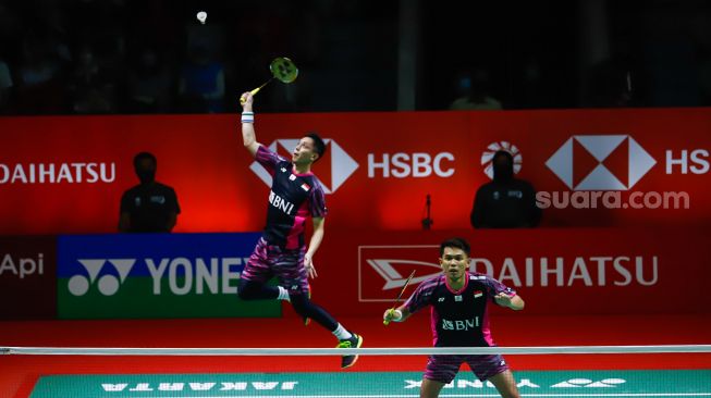 Pebulu tangkis ganda putra Indonesia Fajar Alfian dan Muhammad Rian Ardianto melakukan serangan kepada pebulu tangkis ganda putra Cina He Ji Ting dan Zhou Hao Dong pada babak semi final Daihatsu Indonesia Master 2022 di Istora Senayan, Jakarta Pusat, Sabtu (11/6/2022). [Suara.com/Alfian Winanto]