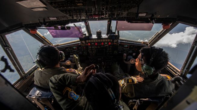 Pilot dan Co-Pilot Skadron IV Lanud Abdulrachman Saleh Lettu Pnb Bintang (kiri) dan Lettu Pnb Edwin Aldrin (kanan) melaksanakan operasi Teknologi Modifikasi Cuaca (TMC) dengan menggunakan pesawat Cassa C-212 di kawasan Ogan Komering Ilir (OKI), Sumatera Selatan, Jumat (10/6/2022). [ANTARA FOTO/Nova Wahyudi/nym]