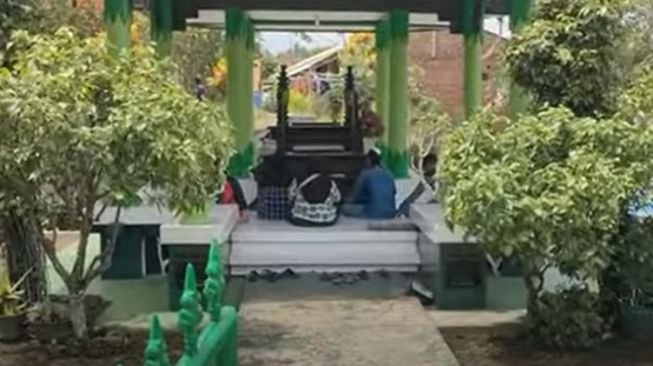 Potret Terkini Kondisi Makam Artis (YouTube/Alvin Channel)