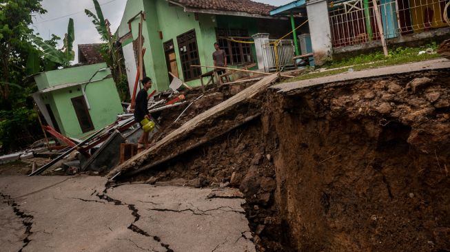 3 Rumah Ambruk dan Puluhan Rusak Akibat Pergerakan Tanah di Cianjur, 77 KK Diungsikan