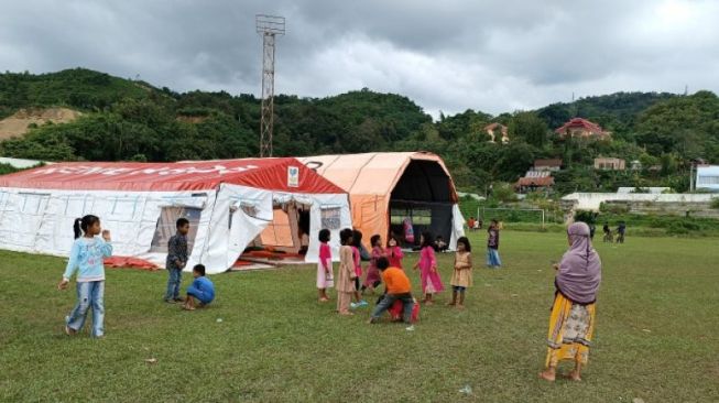 Masih Trauma Pulang ke Rumah, Sejumlah Warga Mamuju Pilih Bertahan di Tenda Pengungsian