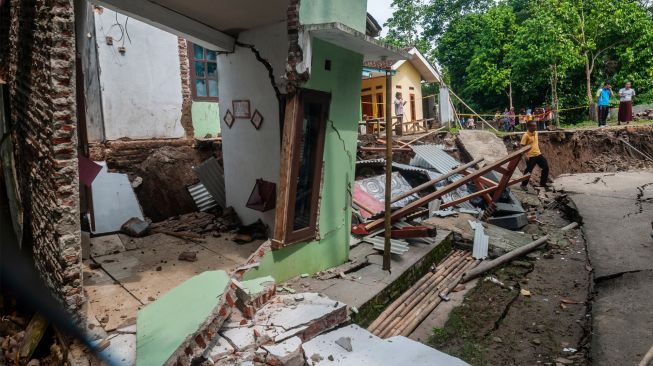 Pergerakan Tanah, Warga Berhamburan, Sejumlah Rumah di Lebak Rusak