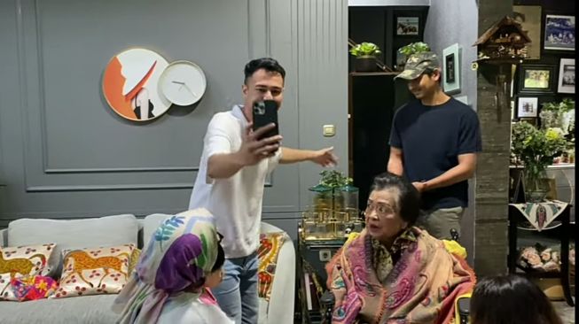 Momen Nenek Raffi Ahmad Ketemu Arya Saloka (YouTube/NisNaz Channel)