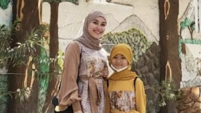 6 Potret Bilqis Umrah Bareng Ayu Ting Ting, Bantu Kakek Nenek Berinteraksi dengan Orang Asing