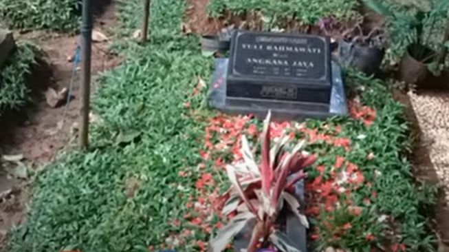 Potret Terkini Kondisi Makam Artis (YouTube/Risquna Channel)