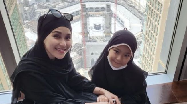 Potret Bilqis umrah (Instagram/@ayutingting92)