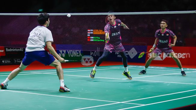 Pebulu tangkis ganda putra Indonesia Fajar Alfian dan Muhammad Rian Ardianto melakukan serangan kepada pebulu tangkis ganda putra Cina He Ji Ting dan Zhou Hao Dong pada babak semi final Daihatsu Indonesia Master 2022 di Istora Senayan, Jakarta Pusat, Sabtu (11/6/2022). [Suara.com/Alfian Winanto]