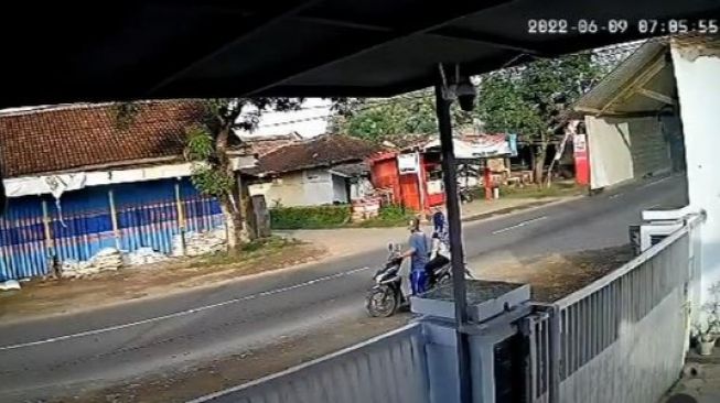 Viral! Pengendara Sepeda Motor Diduga Tak Sengaja Tarik Gas hingga Tabrak Pagar