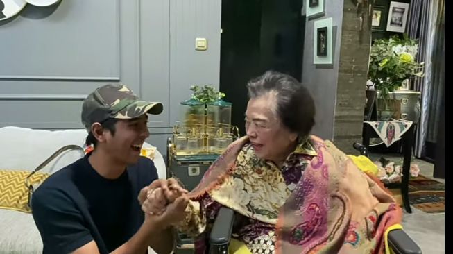 Momen Nenek Raffi Ahmad Ketemu Arya Saloka (YouTube/NisNaz Channel)