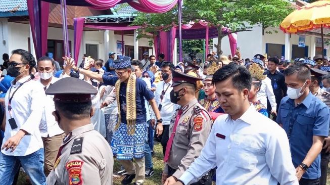 Ke Acara World Surf League Krui Pro 2022, Sandiaga Uno Disambut Arak-arakan Kain Tapis Khas Pesisir Barat