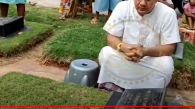 Potret Terkini Kondisi Makam Artis (YouTube/Saipul Jamil Official)