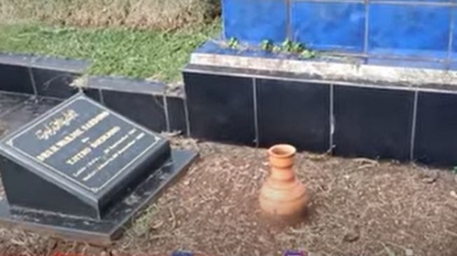 Potret Terkini Kondisi Makam Artis (YouTube/Risquna Channel)