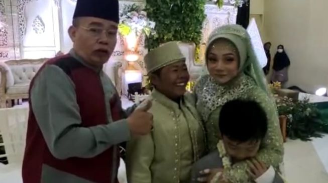 Komedian Adul resmi menikah dengan Wenty Eri [dok.Ustaz Munawir] 