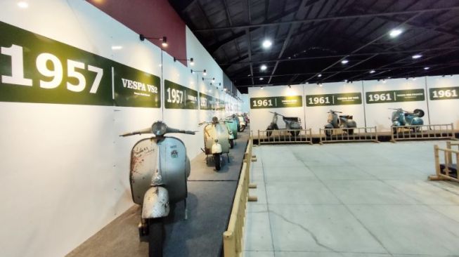 Jajaran vespa lawas di Museum Vespa yang digelar di sela acara Vespa World Days 2022 di Bali pada Sabtu (11/6/2022). [Antara]