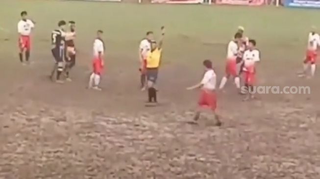 Anggota DPRD Tangsel berinisial EM memukul wasit karena dikenai kartu merah saat laga sepak bola. [Instagram]