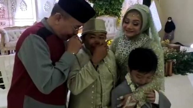 Komedian Adul resmi menikah dengan Wenty Eri [dok.Ustaz Munawir] 