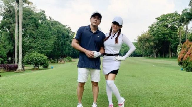 Potret Pasangan Artis Main Golf (instagram/@realangelkaramoy)