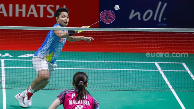 Pebulu tangkis ganda putri Indonesia Apriyani Rahayu dan Siti Fadia Ramadhanti melakukan serangan kepada pebulu tangkis ganda putri Malaysia Pearly Tan dan Thinaah Muralitharan pada semi final Daihatsu Indonesia Master 2022 di Istora Senayan,  Jakarta Pusat, Sabtu (11/6/2022). [Suara.com/Alfian Winanto]