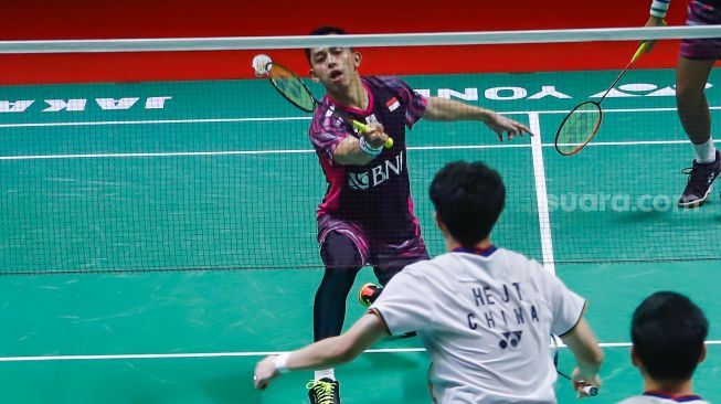 Pebulu tangkis ganda putra Indonesia Fajar Alfian dan Muhammad Rian Ardianto melakukan serangan kepada pebulu tangkis ganda putra Cina He Ji Ting dan Zhou Hao Dong pada babak semi final Daihatsu Indonesia Master 2022 di Istora Senayan, Jakarta Pusat, Sabtu (11/6/2022). [Suara.com/Alfian Winanto]